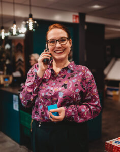 Krista, gecertificeerd lijstenmaker van Kreawood en Lijstenmakerij Harderwijk lachend aan de telefoon.
